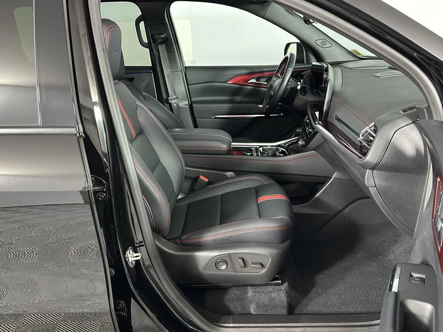 Used 2026 Mosaic Black Metallic Chevrolet AWD RS image 32