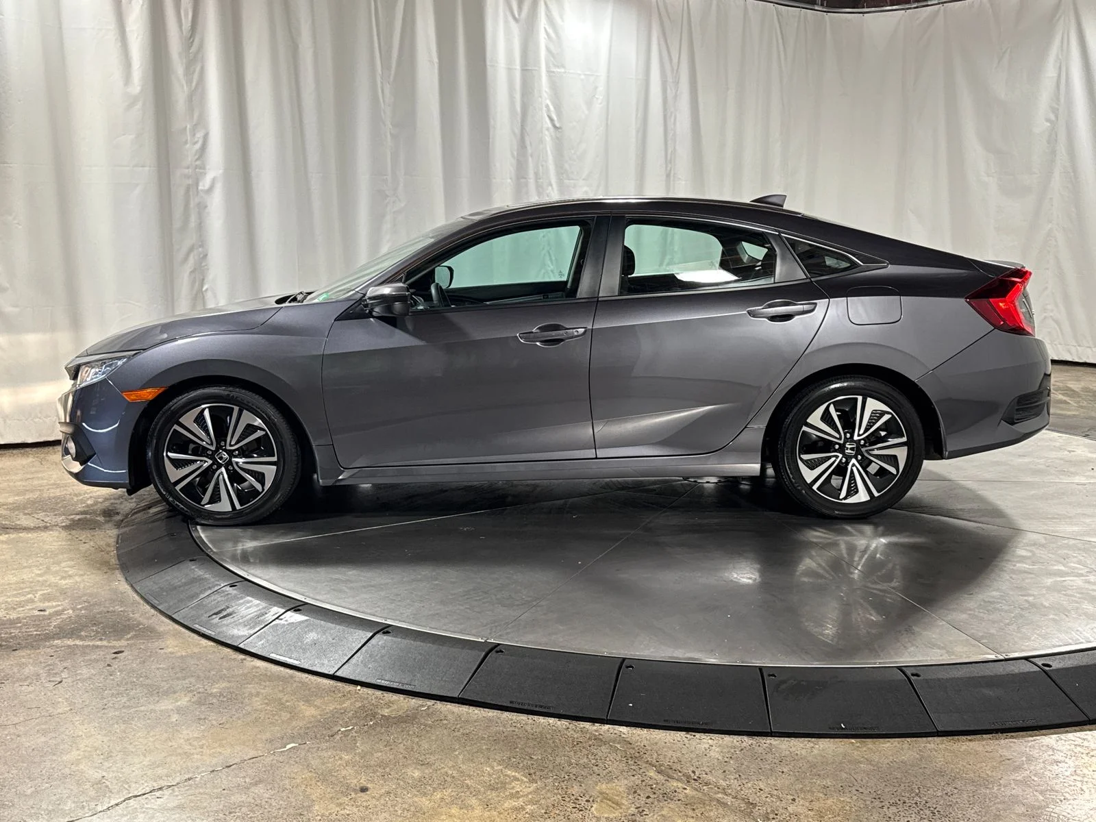 Used 2017  Honda EX-T image 6