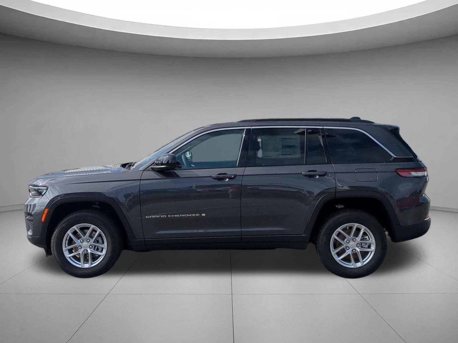 New 2026 Baltic Gray Metallic Clear-Coat Exterior Paint Jeep Laredo image 2