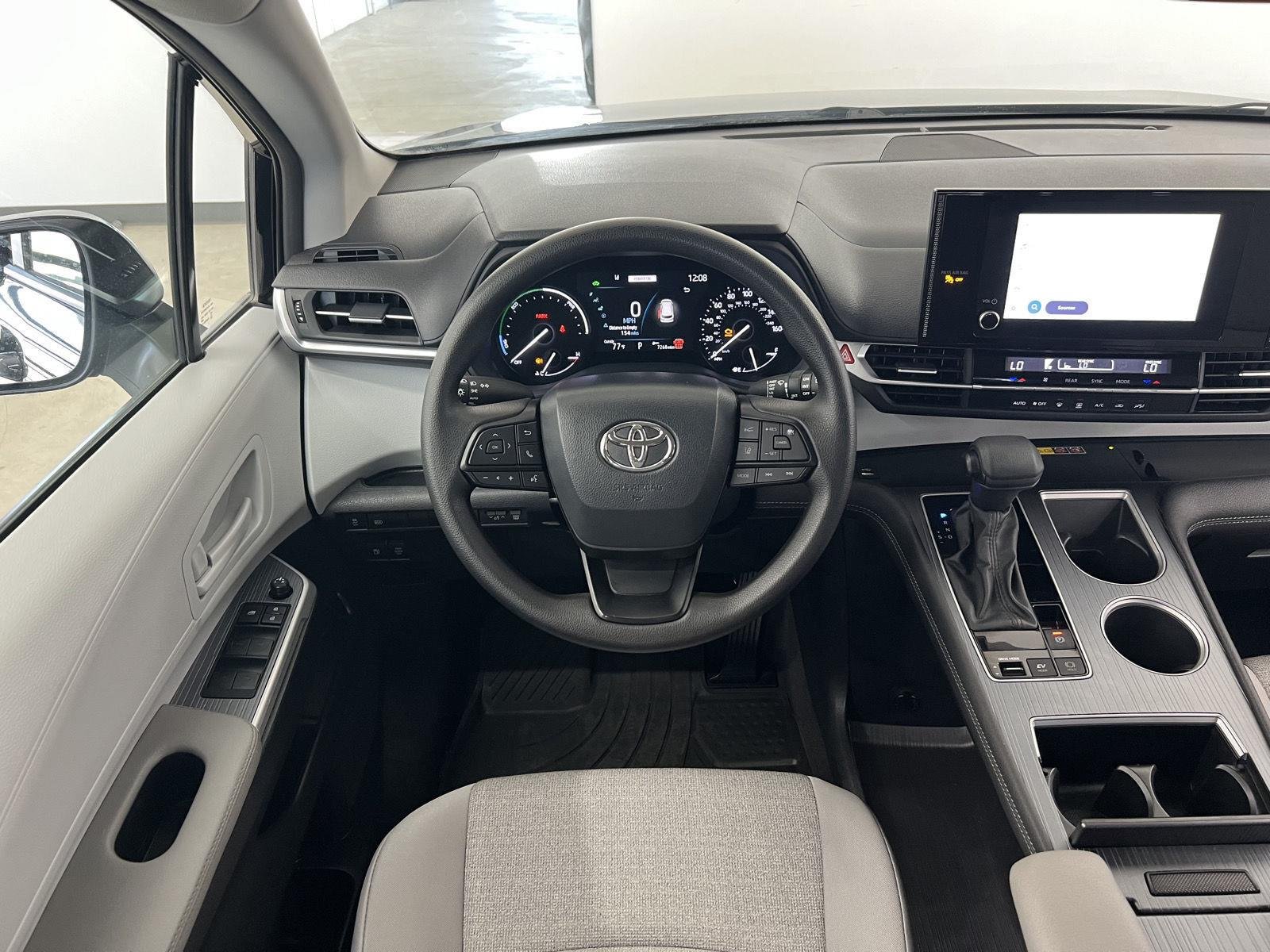 2025 Toyota Sienna LE - Photo 27