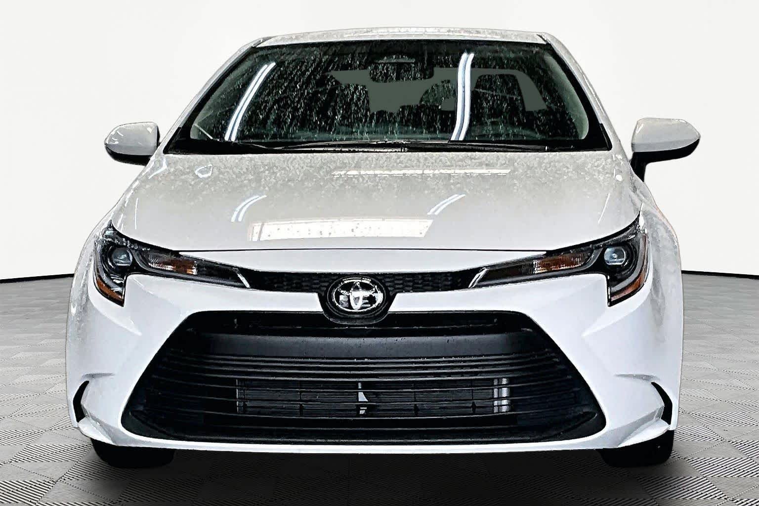 Used 2025 Ice Cap Toyota LE image 4