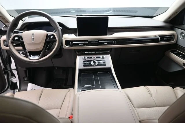 Used 2024 White Lincoln Reserve image 22