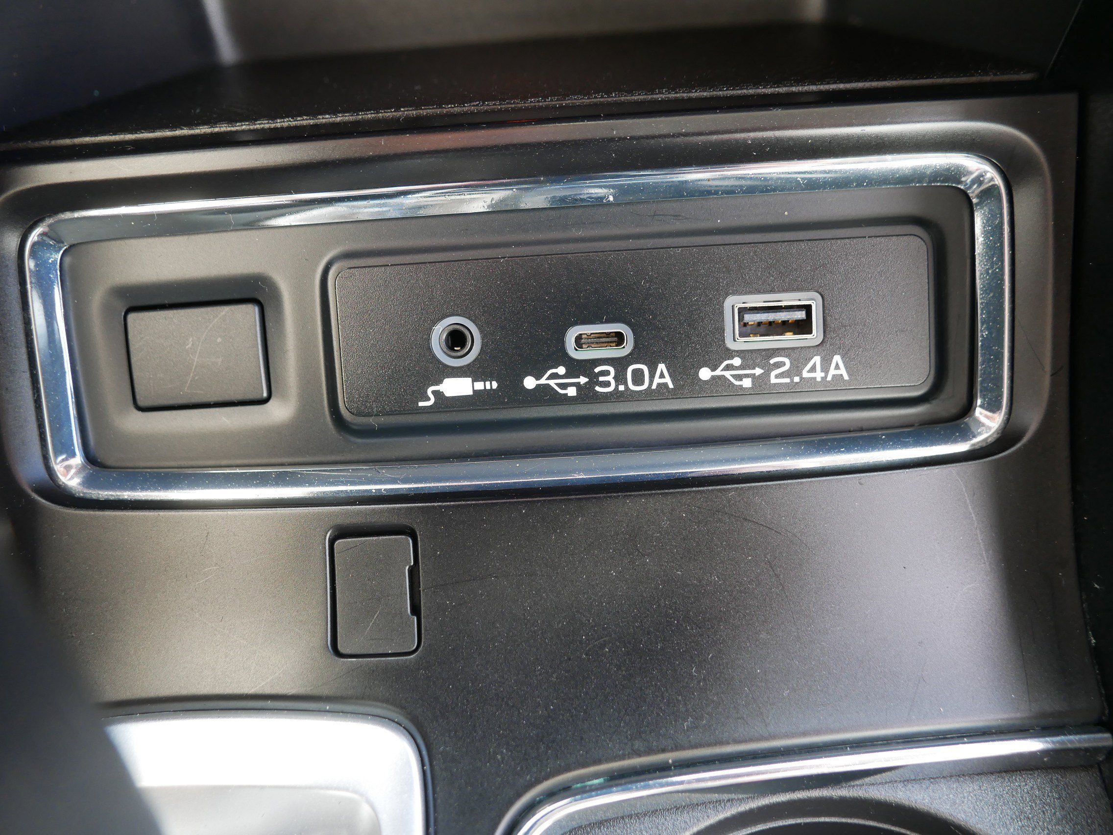 Used 2025 Crystal White Pearl Subaru Premium image 33