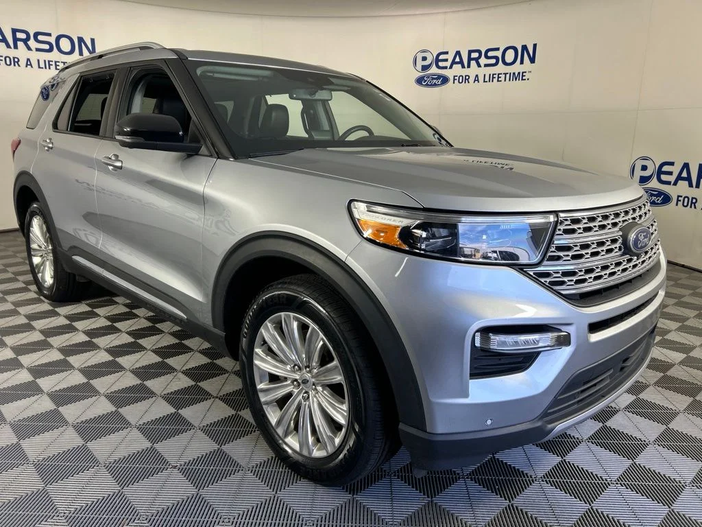 Used 2023 Silver Ford Limited image 3