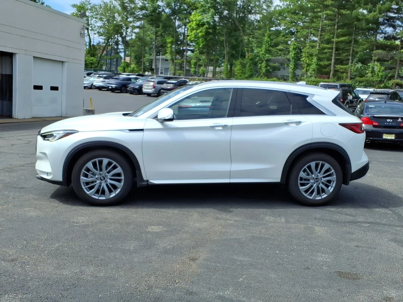 Certified Used 2025 White INFINITI LUXE image 9