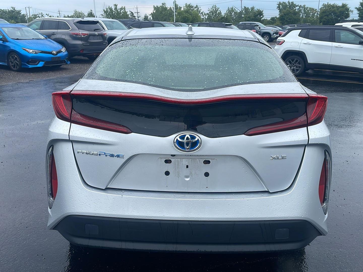 Used 2020 Classic Silver Metallic Toyota XLE image 14