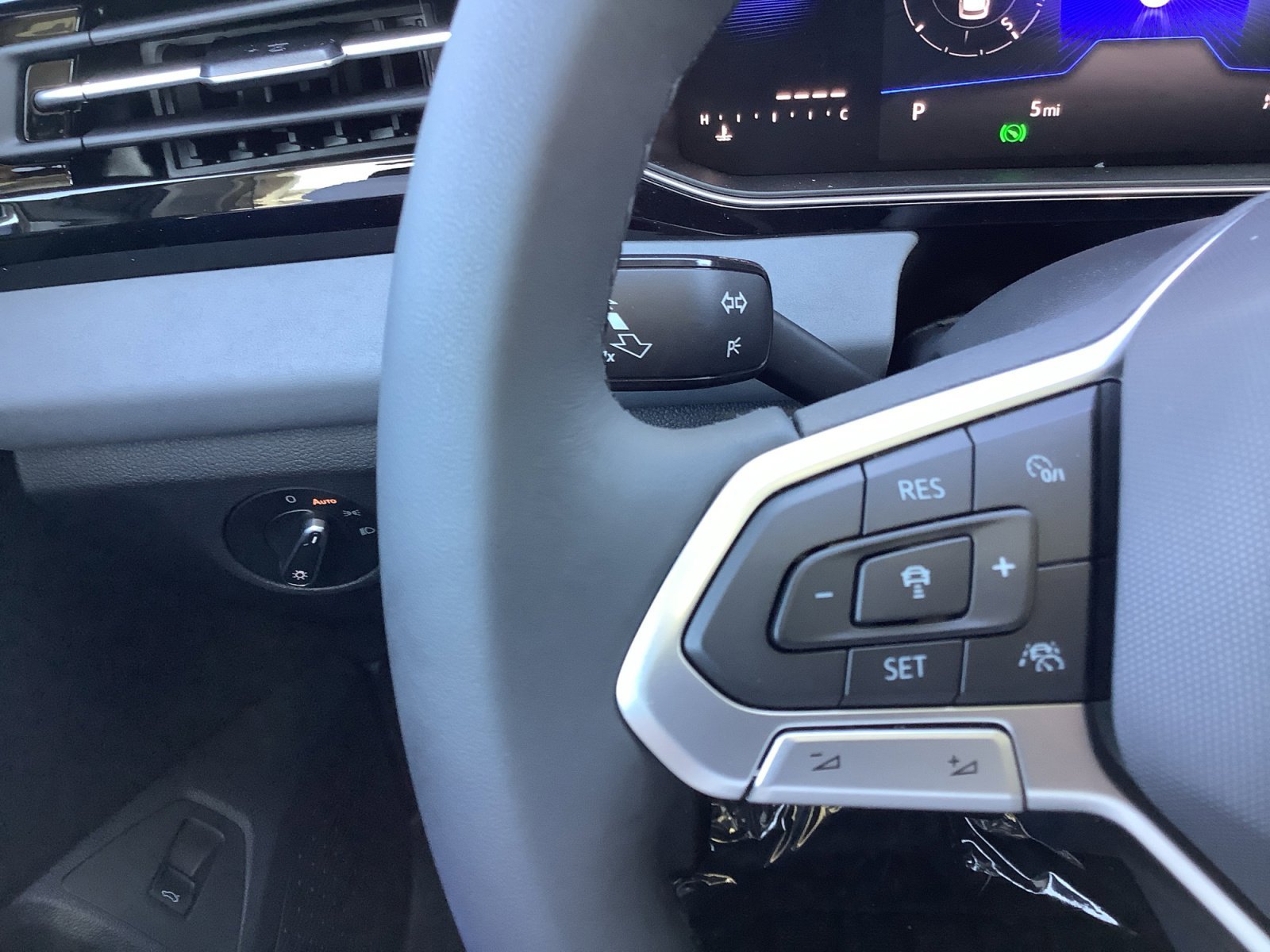 New 2026 PLATINUM GRAY M Volkswagen SE image 27