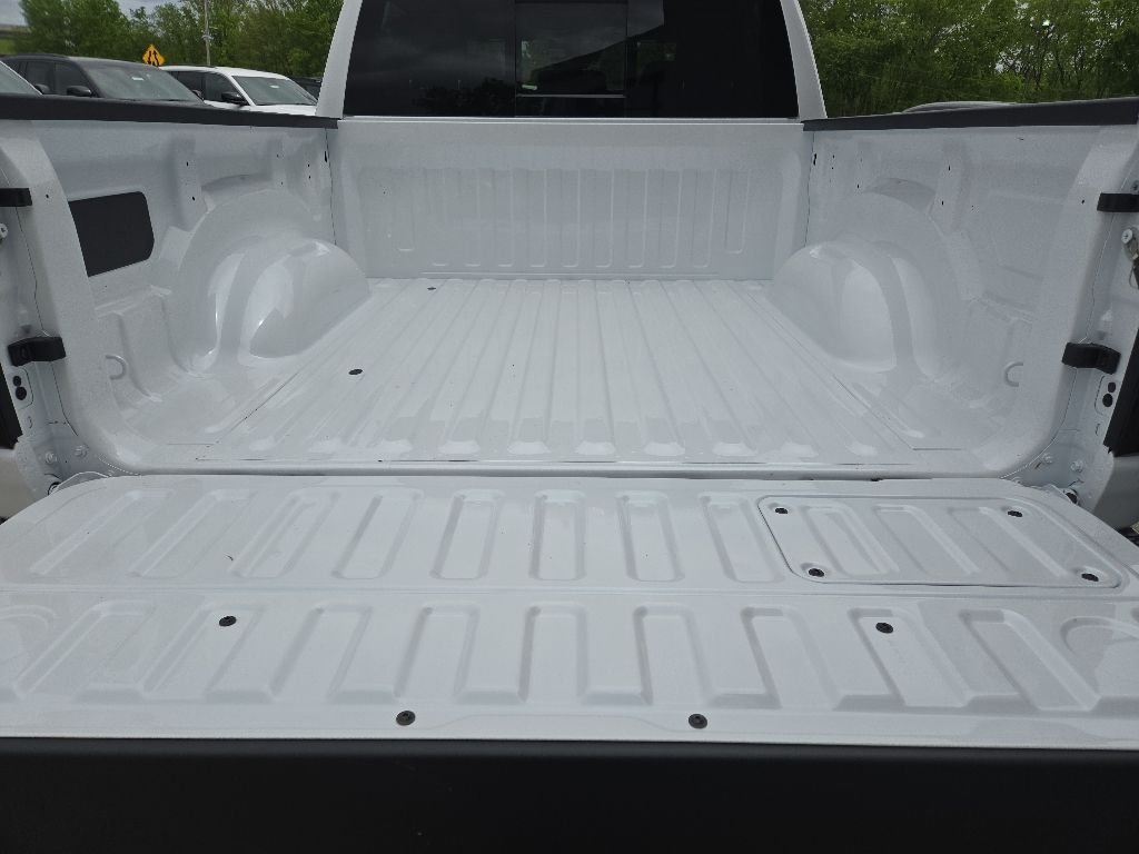 New 2026 Ivory White Tri-Coat Pearl-Coat Exterior Paint RAM Laramie image 28