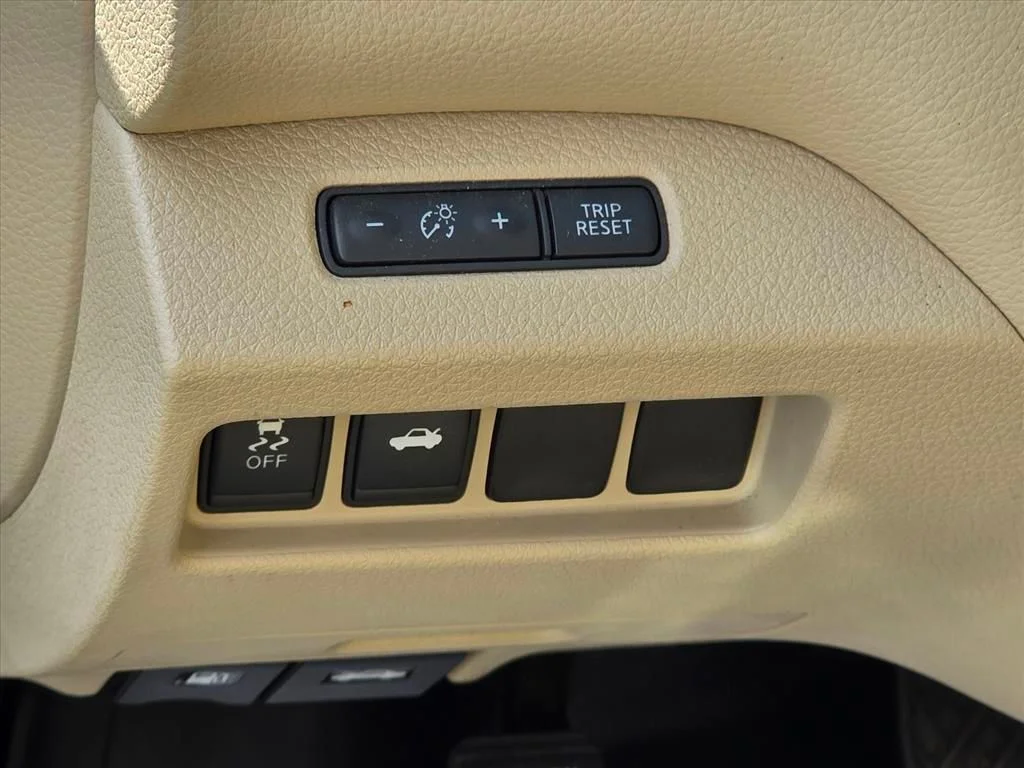 Used 2015 Blue Nissan 2.5 S image 8