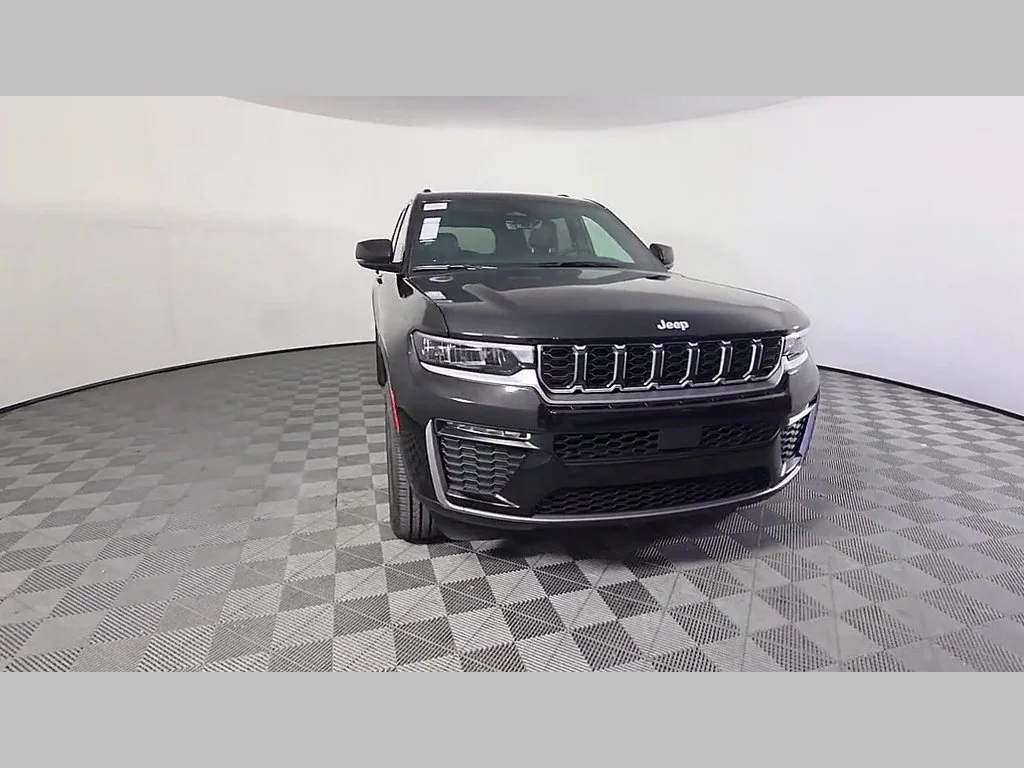 New 2026 Diamond Black Crystal Pearl-Coat Exterior Paint Jeep Limited image 37