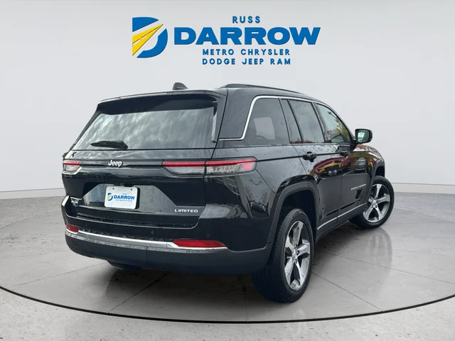 New 2025 Diamond Black Crystal Pearl-Coat Exterior Paint Jeep Limited image 5