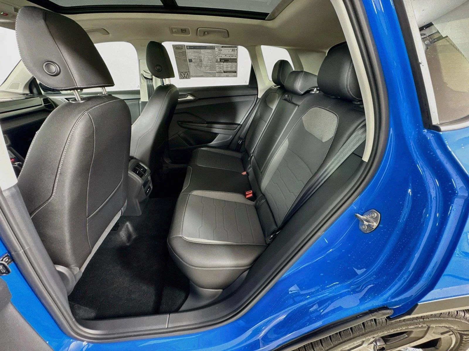 New 2026 Cornflower Blue w/Deep Black Roof Volkswagen SE Black image 24