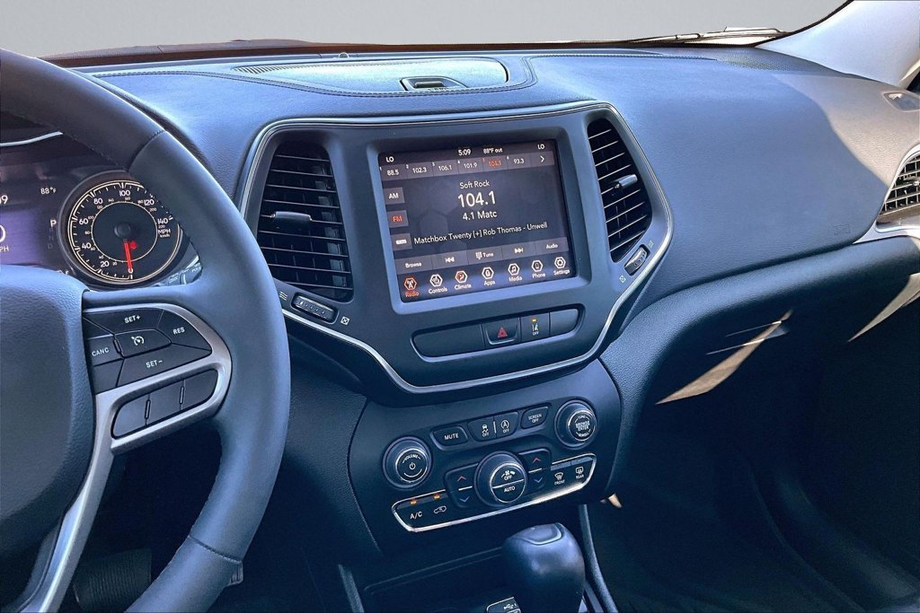 Used 2022 Black Jeep Latitude Lux image 6
