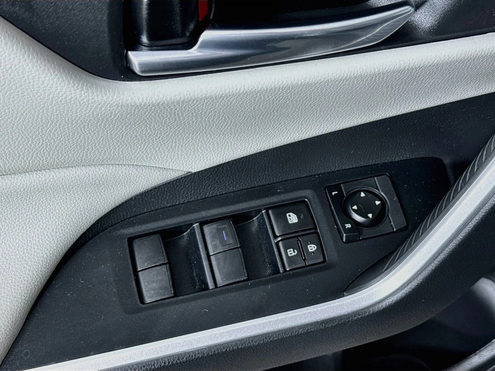 Certified Used 2020 Silver Toyota XLE image 17