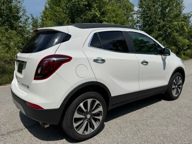 Used 2022 Summit White Buick Preferred image 5