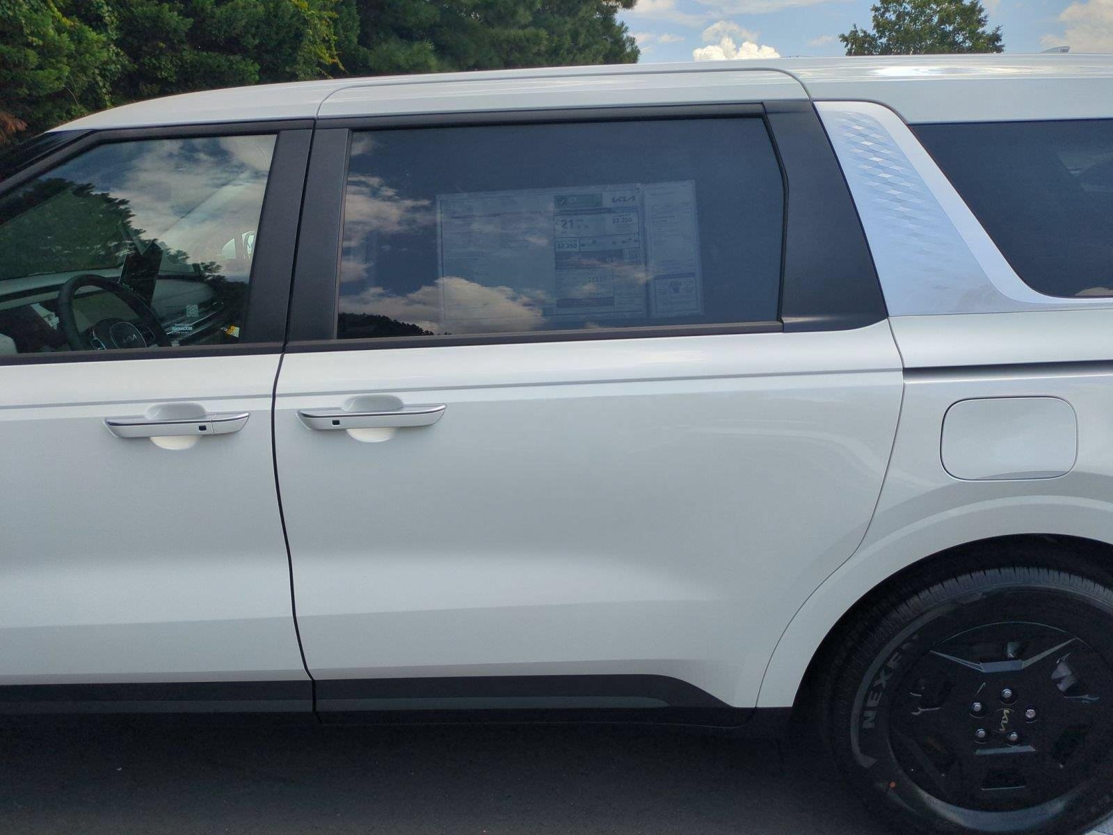 New 2026 Snow White Pearl Kia LXS image 32