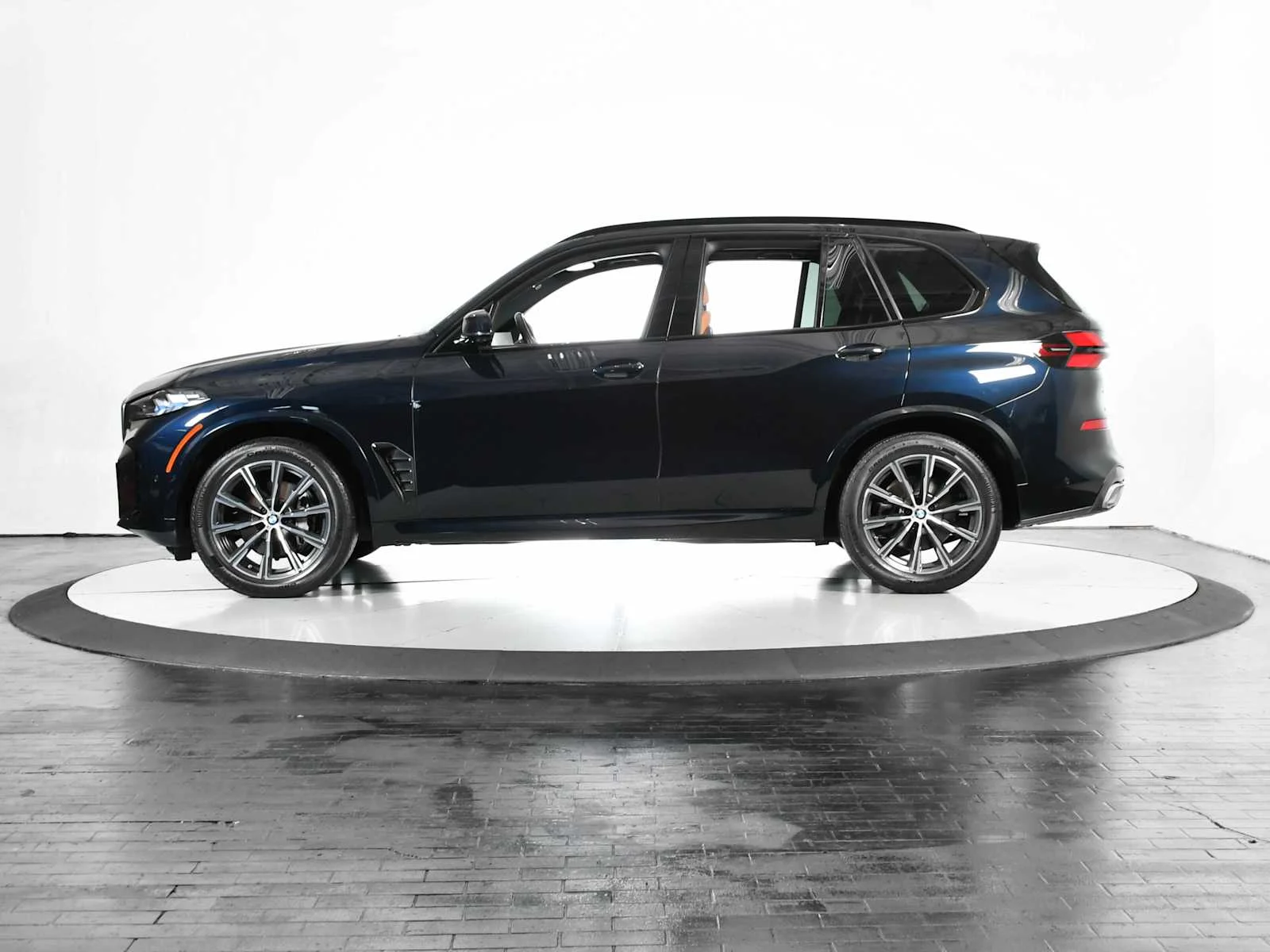 Used 2024 Carbon Black Metallic BMW xDrive40i image 2