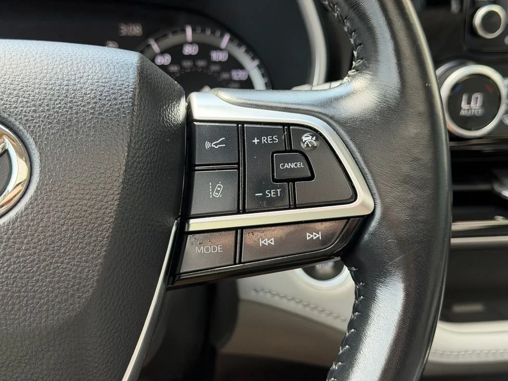 Used 2021 White Toyota XLE image 18
