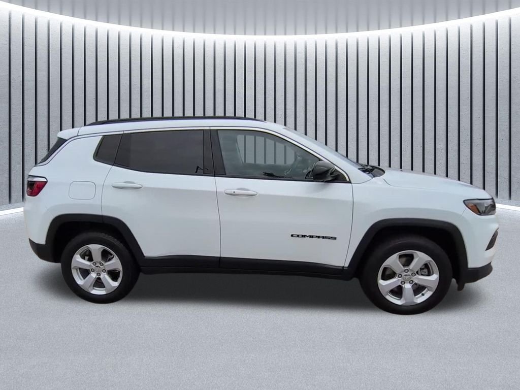 Used 2022 White Jeep Latitude image 11