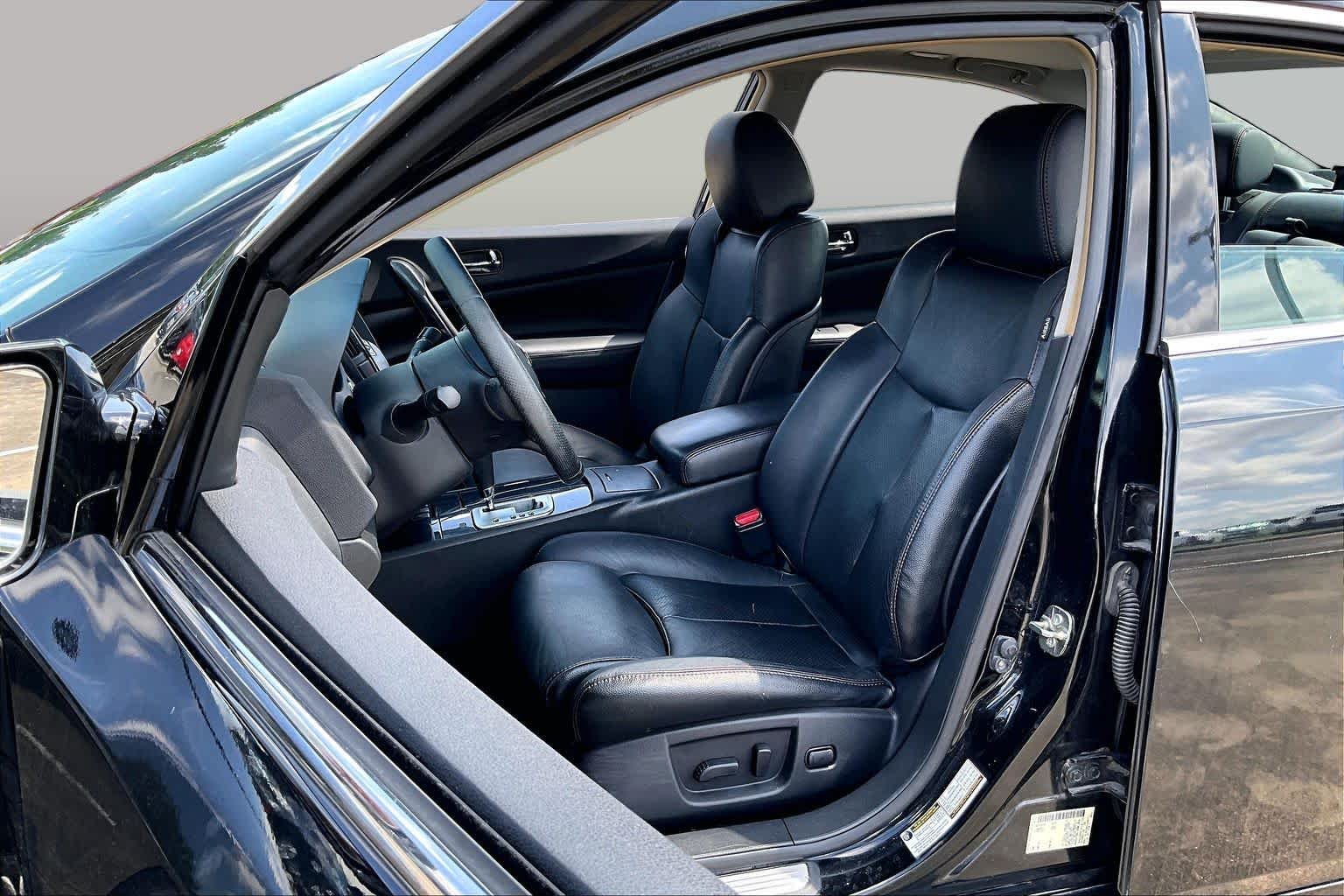 Used 2014 Super Black Nissan 3.5 SV image 7