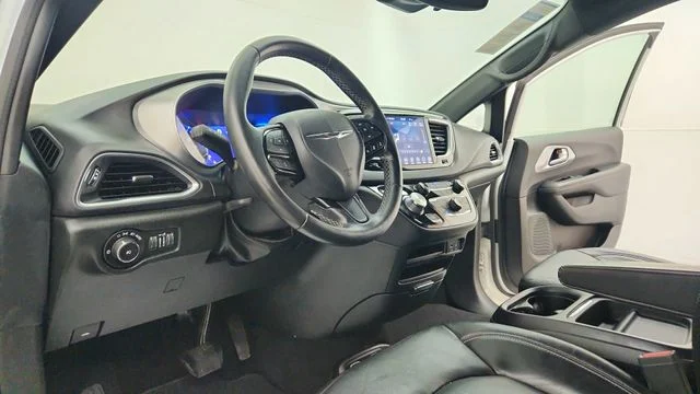Used 2018 White Chrysler Touring L image 16