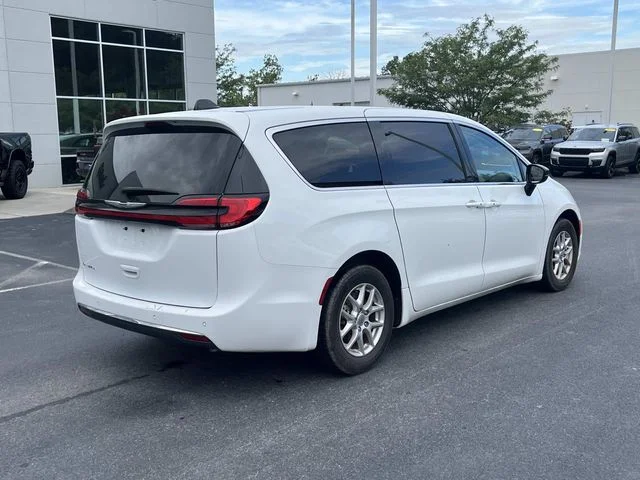 Used 2024 White Chrysler Touring L image 3
