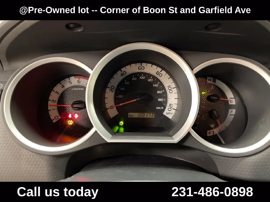 Used 2014  Toyota Base image 17