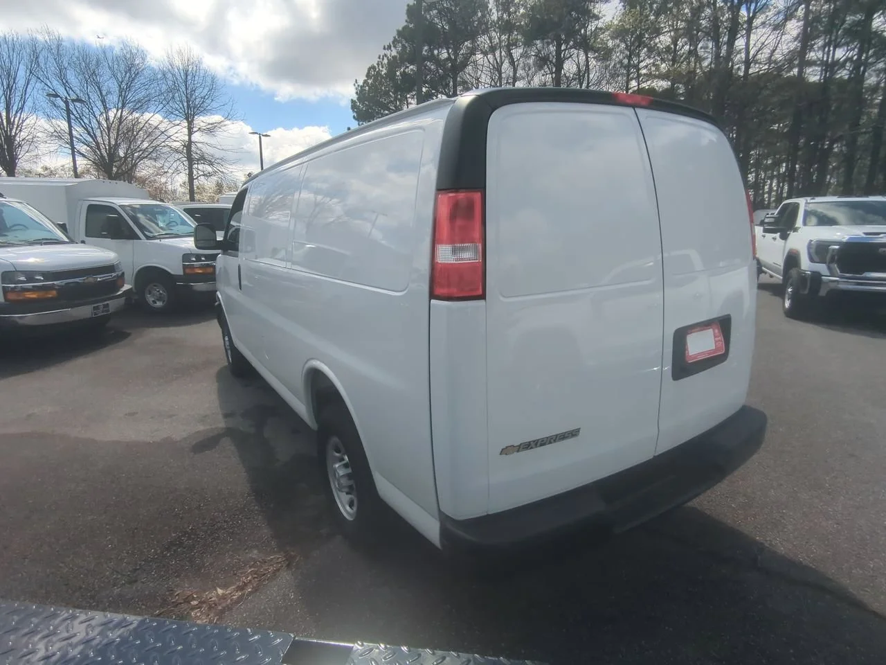 New 2025 Summit White Chevrolet WT image 6