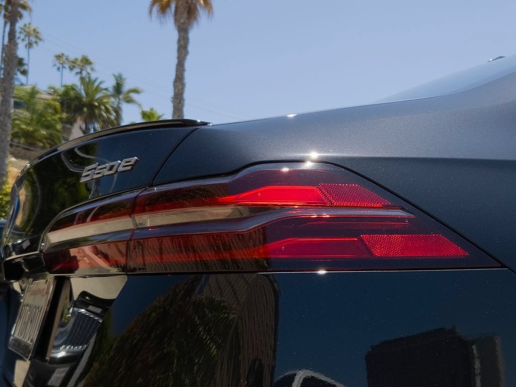 Used 2026 Black Sapphire Metallic BMW 550e xDrive image 5