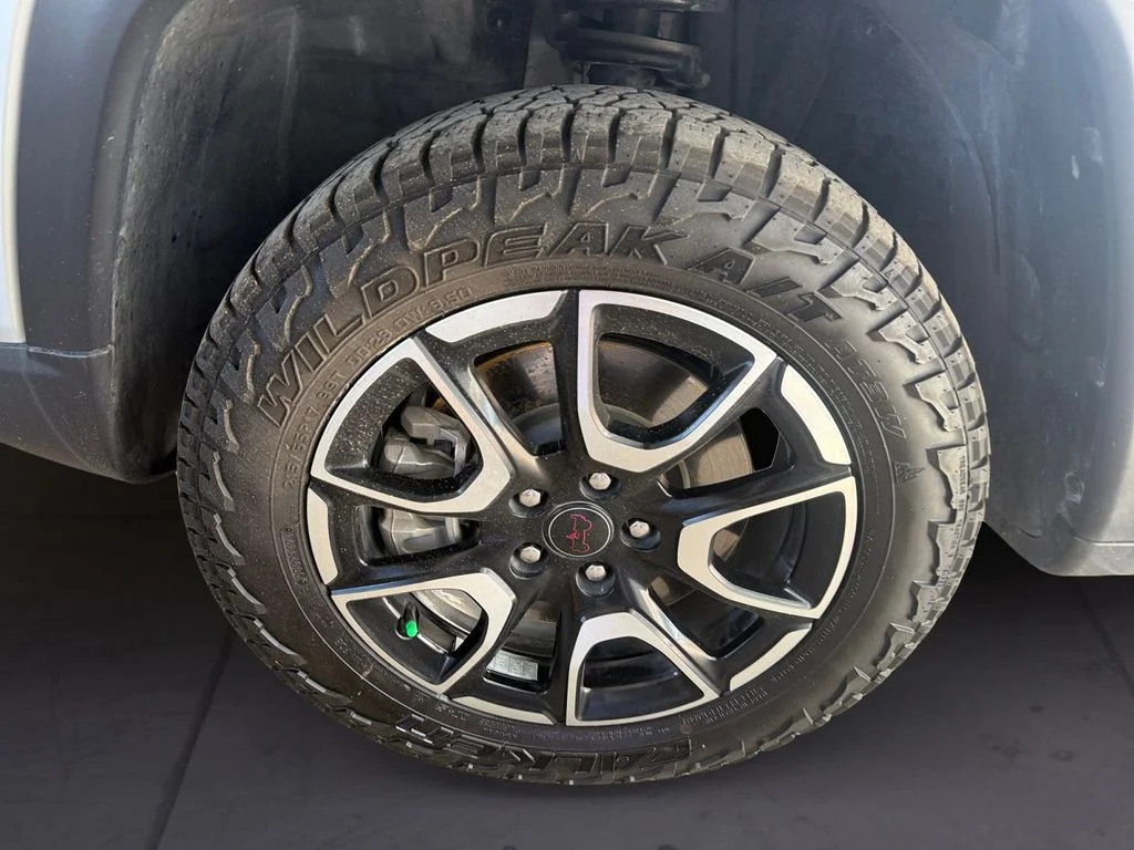 Used 2025 Silver Jeep Trailhawk image 9