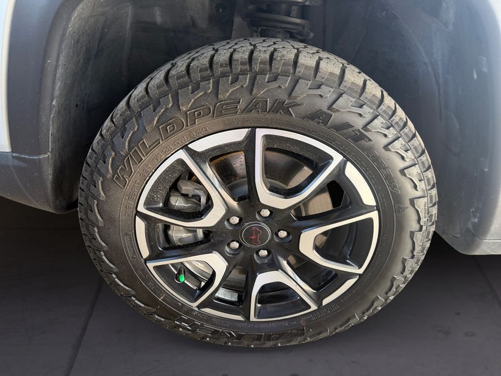 Used 2025 Silver Jeep Trailhawk image 9