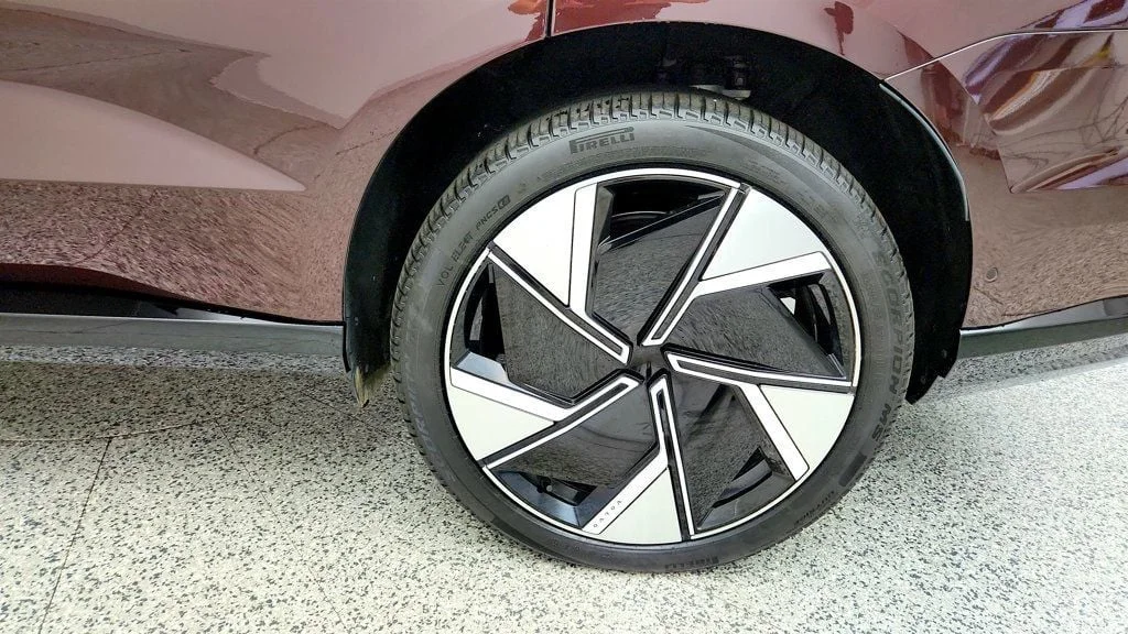Used 2025 Mulberry Metallic Volvo Twin Motor Performance Ultra 6-Seater w/ Bowers & Wilkins Audio image 9
