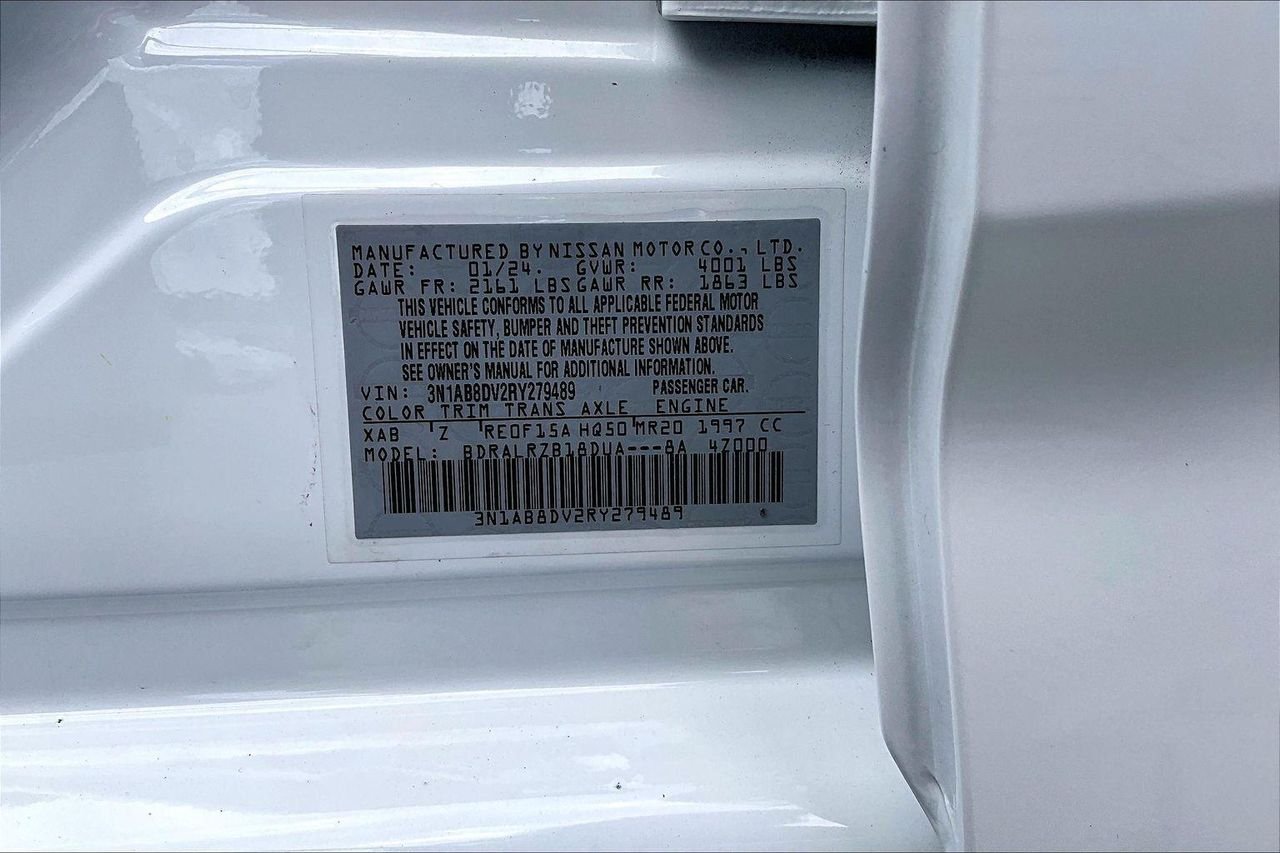 Used 2024 Aspen White Tricoat/Super Black Nissan SR Xtronic CVT image 21