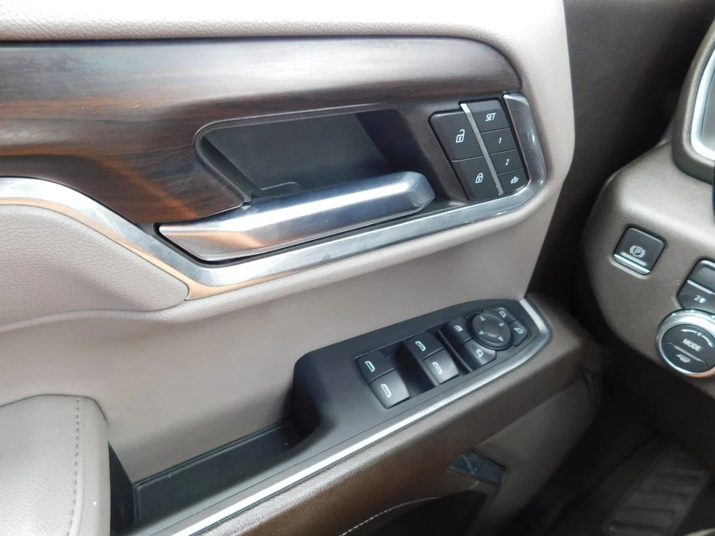 Used 2023 White GMC SLT image 30