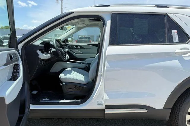 New 2026 Star White Metallic Tri-Coat Ford Platinum™ image 12