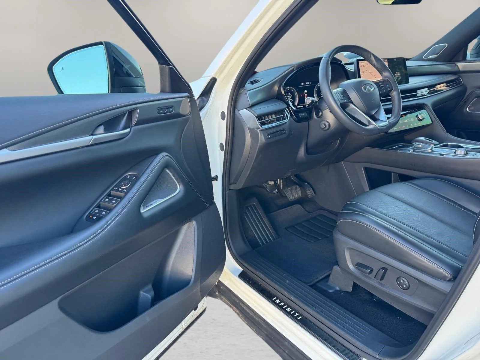 Used 2025 Majestic White INFINITI LUXE image 18