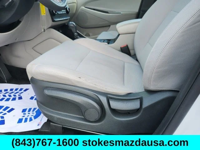 Used 2020 White Hyundai SE image 15
