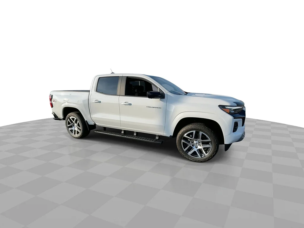 Used 2024 Summit White Chevrolet Z71 image 3
