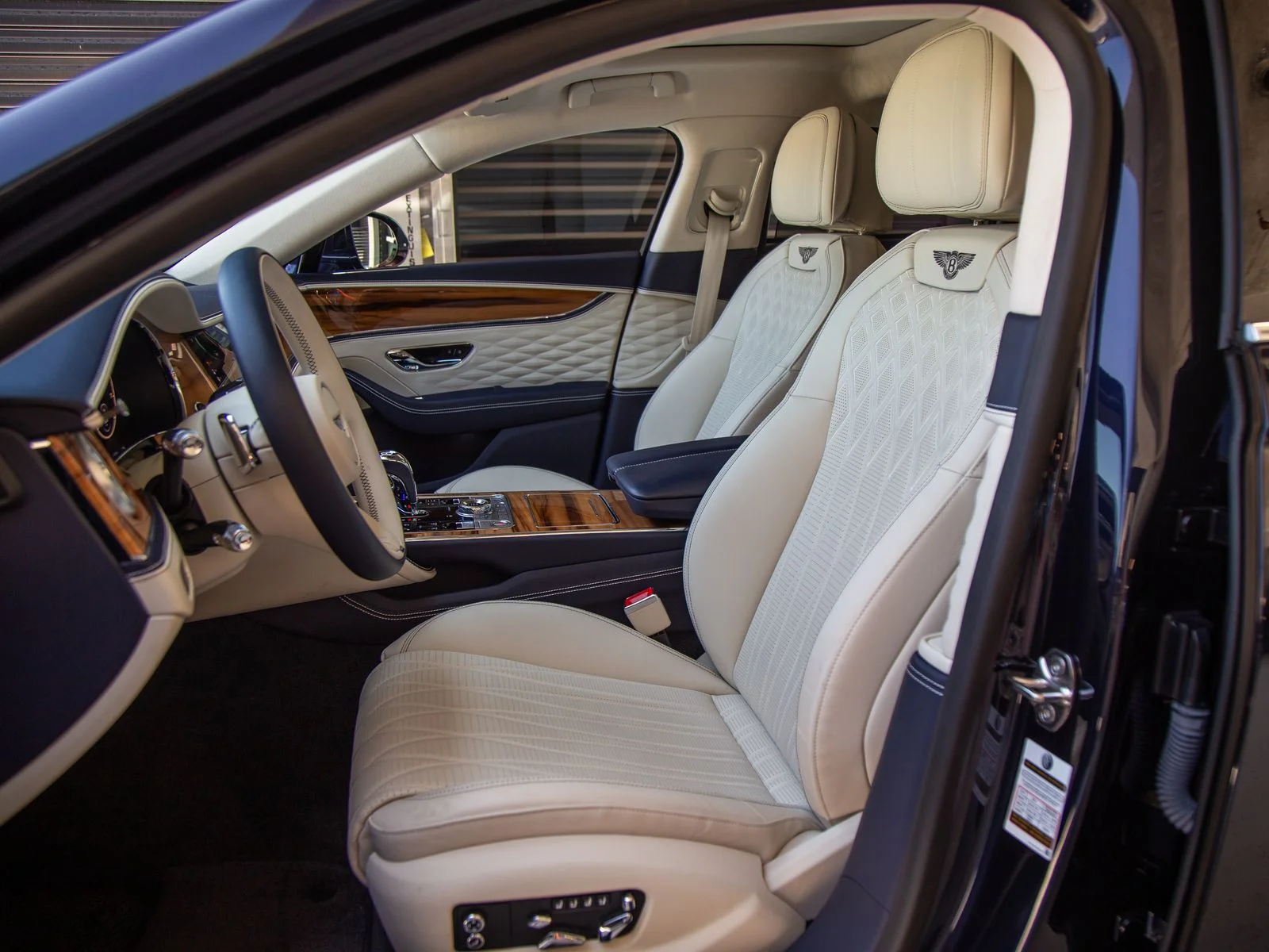 Used 2024 Blue Bentley Azure image 5