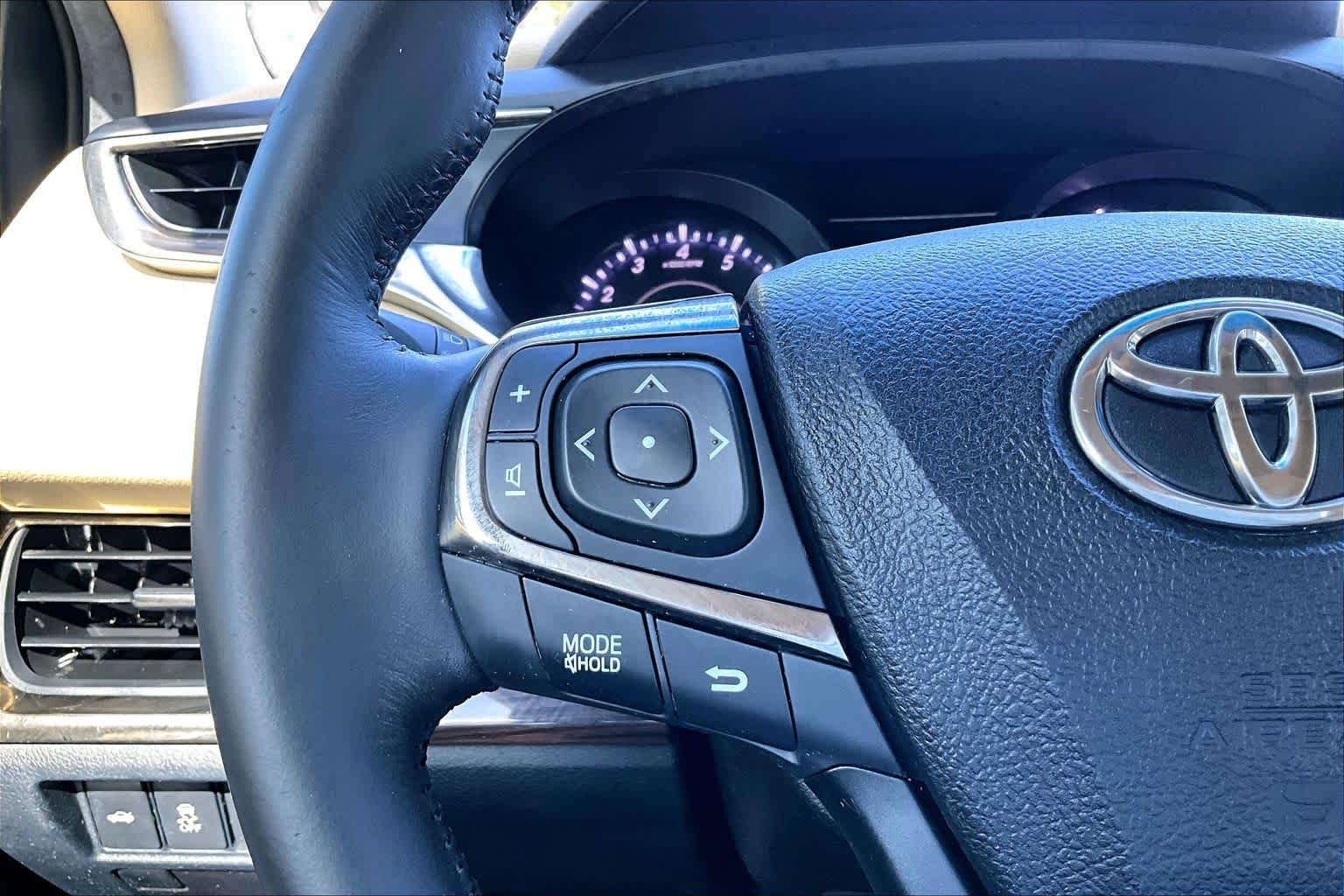 Used 2014 Creme Brulee Mica Toyota XLE image 22