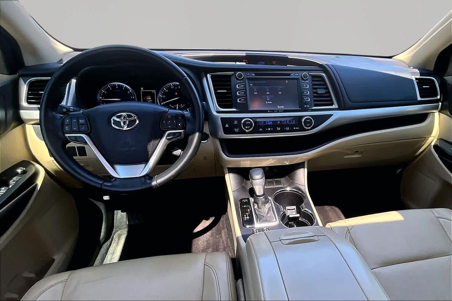 Used 2018 Predawn Gray Mica Toyota XLE image 16
