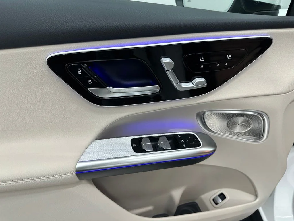 New 2027 White Mercedes-Benz GLC 300 image 14