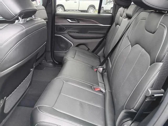 New 2026 Diamond Black Crystal Pearl-Coat Exterior Paint Jeep Limited image 19