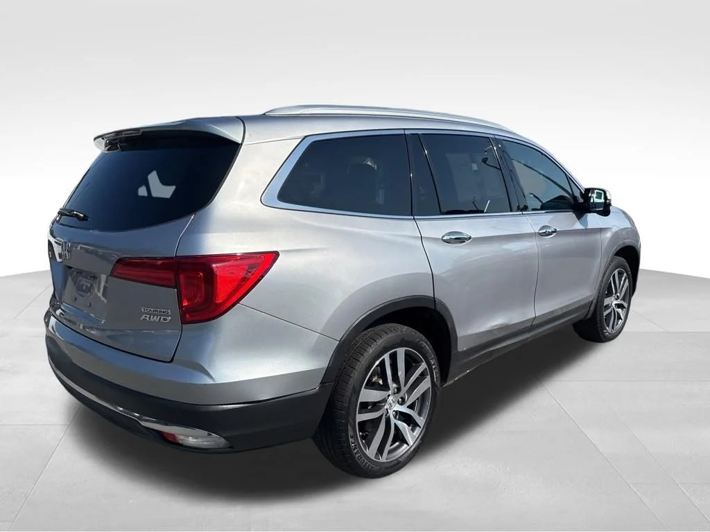 Used 2017  Honda Touring image 5