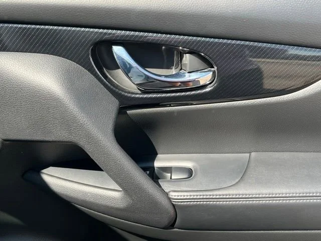 Used 2019 White Nissan SL image 25