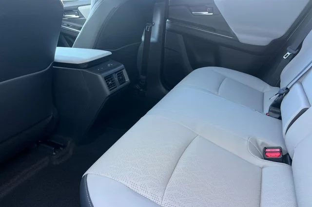 New 2026 CRYSTAL WHITE PEARL Subaru Limited image 9