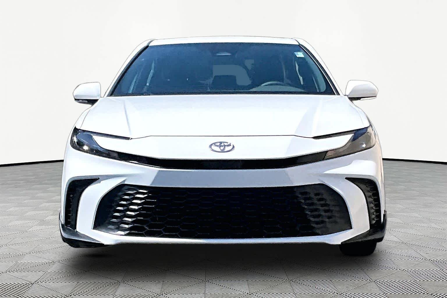 Used 2025 Ice Cap Toyota SE image 4