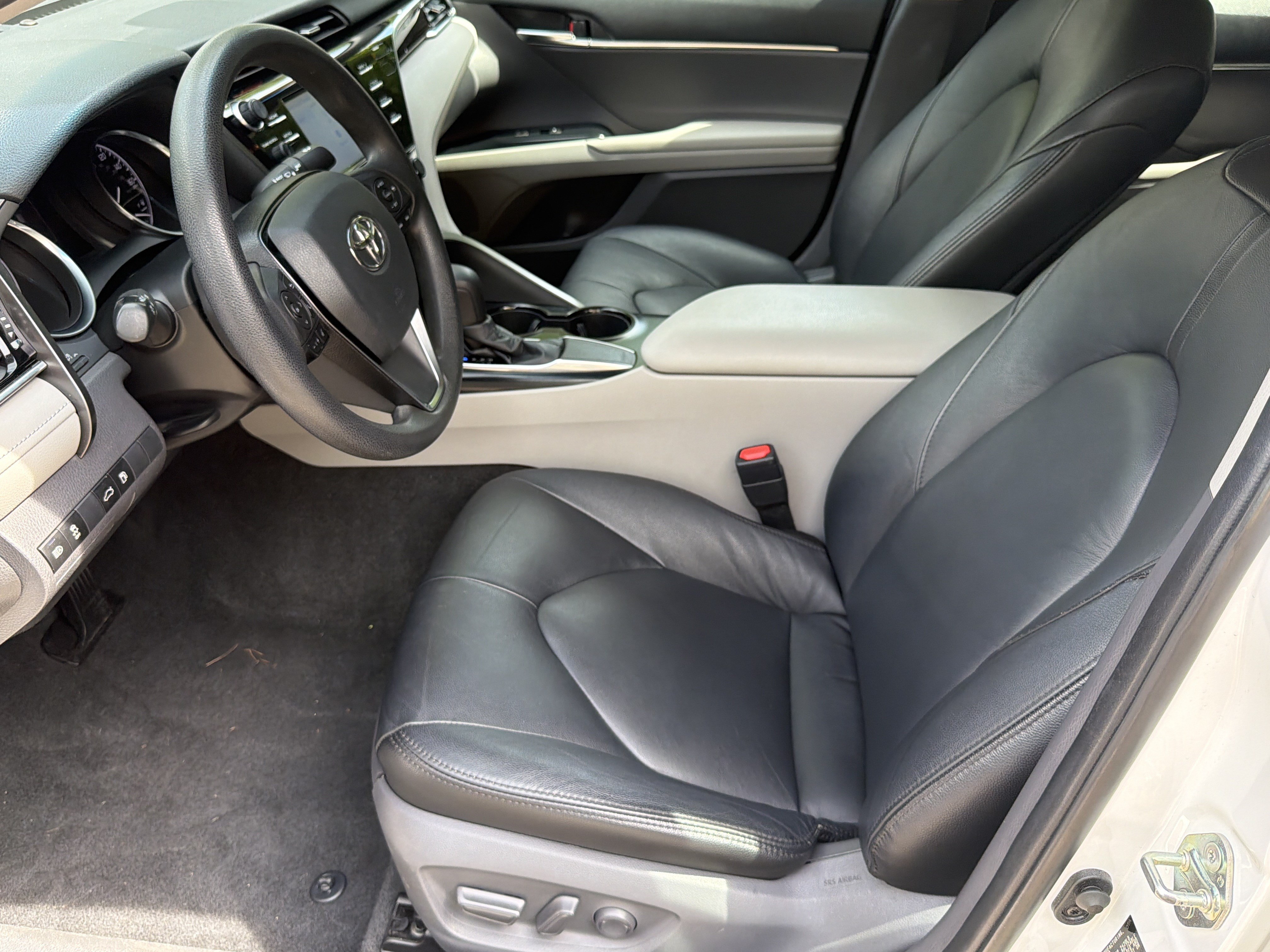 Used 2018 Super White Toyota LE image 9