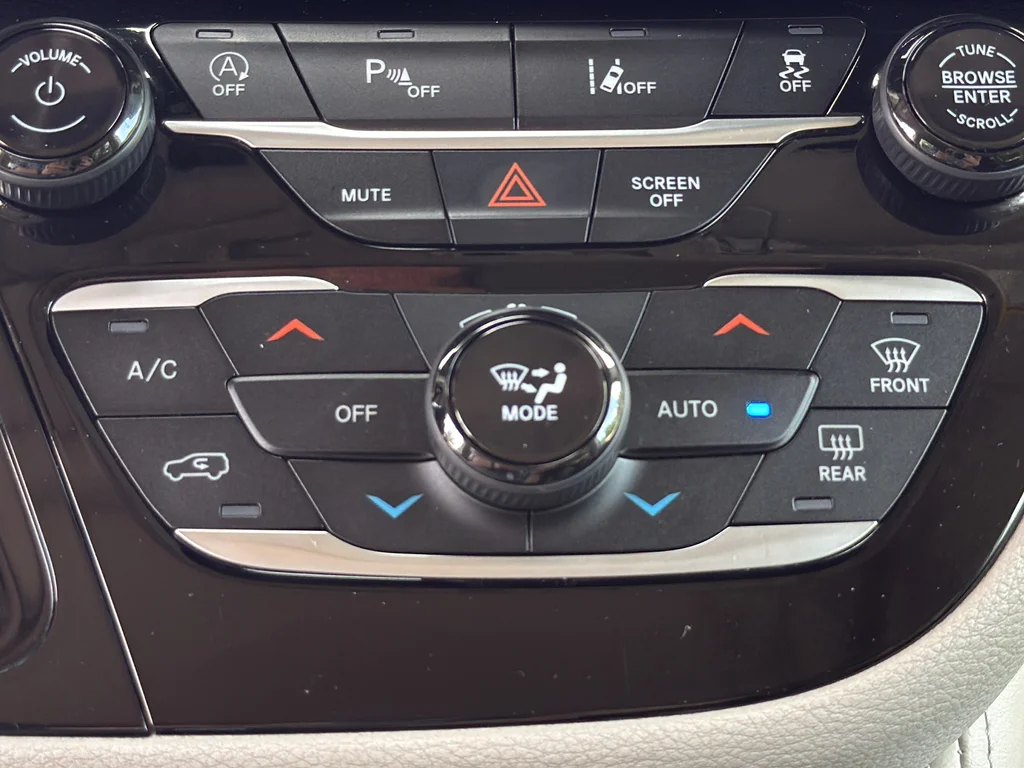 Used 2023 White Chrysler Limited image 18