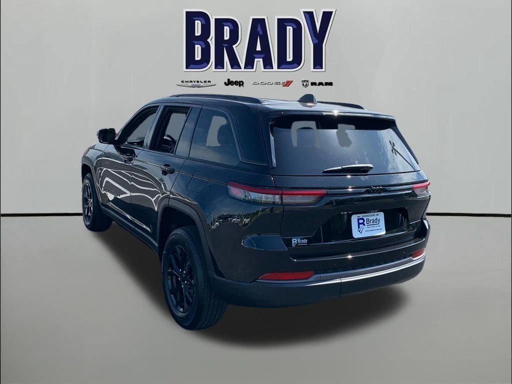 New 2026 Diamond Black Crystal Pearl-Coat Exterior Paint Jeep Laredo Altitude image 5